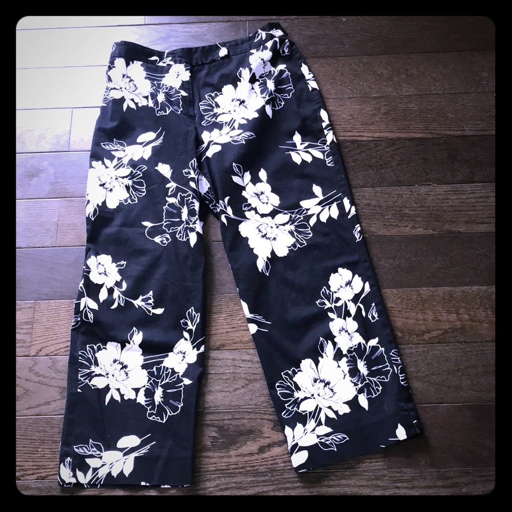 🎬 Size 8 Black & White high-waisted bold capris!